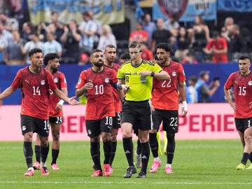 Los futbolista de Egipto piden explicaciones a Francois Letexier tras el gol de Enzo Fernandez