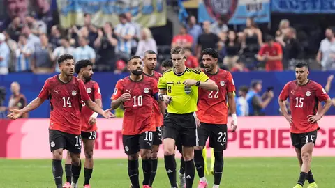 Los futbolista de Egipto piden explicaciones a Francois Letexier tras el gol de Enzo Fernandez Los futbolista de Egipto piden explicaciones a Francois Letexier tras el gol de Enzo Fernandez