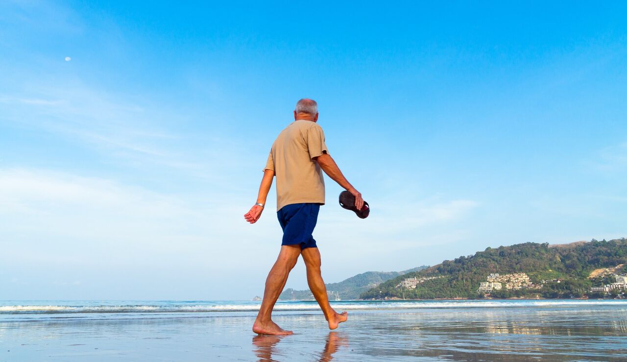 C&oacute;mo disfrutar de la playa con personas mayores sin poner en riesgo su salud este verano
