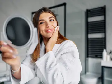 Chica mirándose al espejo Chica mirándose al espejo