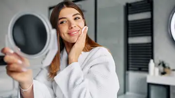 Chica mirándose al espejo Chica mirándose al espejo