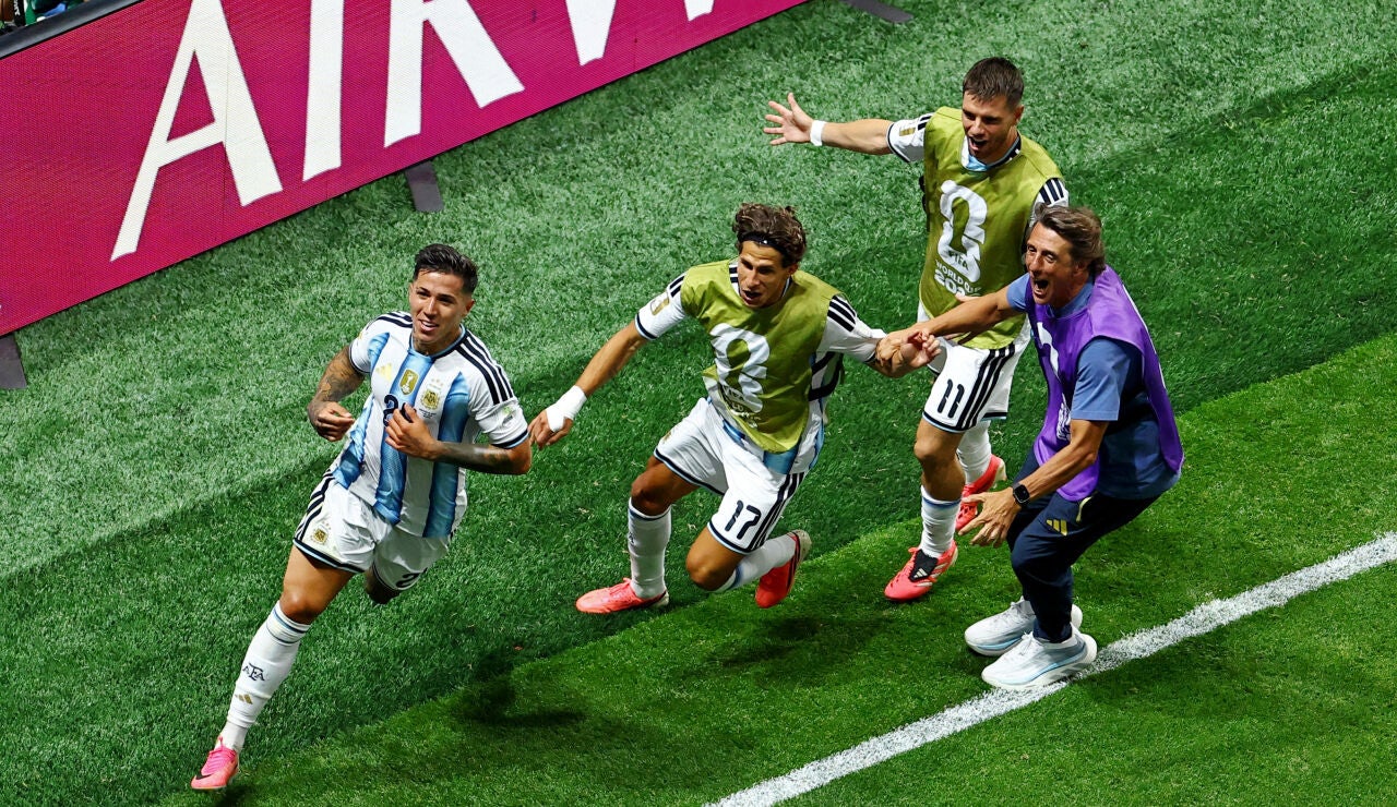 Enzo Fern&aacute;ndez celebra el tercer gol ante Egipto