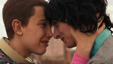 Millie Bobby Brown y Finn Wolfhard en la temporada 4 de Strangere Things como Mike y Eleven.jpg
