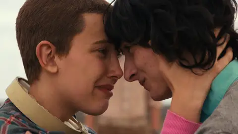 Millie Bobby Brown y Finn Wolfhard en la temporada 4 de Strangere Things como Mike y Eleven.jpg Millie Bobby Brown y Finn Wolfhard en la temporada 4 de Strangere Things como Mike y Eleven.jpg