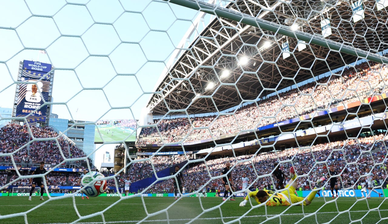  Romelu Lukaku anota un gol ante Estados Unidos en el Seattle Stadium