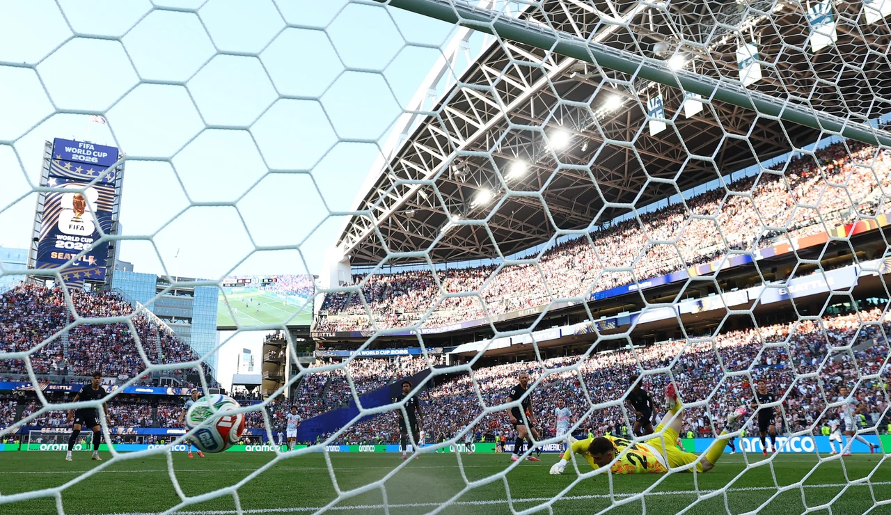 Romelu Lukaku anota un gol ante Estados Unidos en el Seattle Stadium