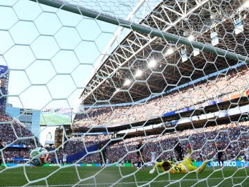  Romelu Lukaku anota un gol ante Estados Unidos en el Seattle Stadium