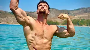 Muere ahogado el famoso fisioculturista texano Connor Murphy tras huir de las autoridades en Tailandia El influencer se lanzó de la barca en la que se encontraba de camino a una vivienda de lujo
