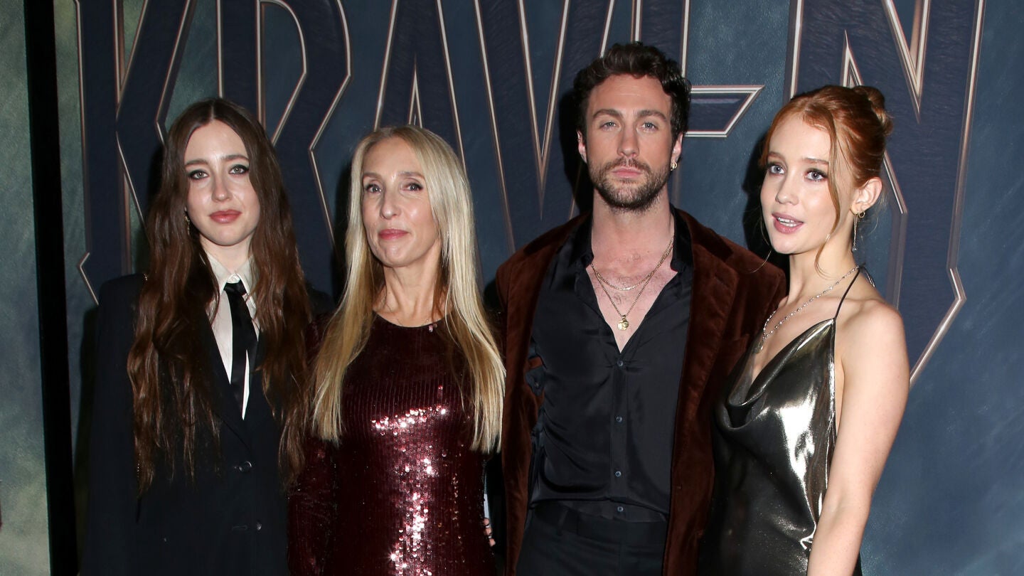 Sam Taylor-Johnson y Aaron Taylor-Johnson con las hijas de la directora Jessie Phoenix Jopling y Angelica Jopling