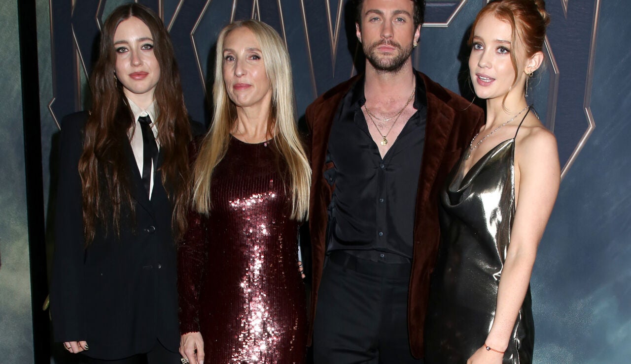 Sam Taylor-Johnson y Aaron Taylor-Johnson con las hijas de la directora Jessie Phoenix Jopling y Angelica Jopling