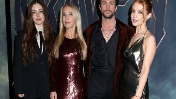 Sam Taylor-Johnson y Aaron Taylor-Johnson con las hijas de la directora Jessie Phoenix Jopling y Angelica Jopling