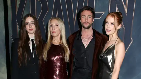 Sam Taylor-Johnson y Aaron Taylor-Johnson con las hijas de la directora Jessie Phoenix Jopling y Angelica Jopling Sam Taylor-Johnson y Aaron Taylor-Johnson con las hijas de la directora Jessie Phoenix Jopling y Angelica Jopling