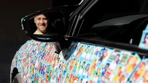 Ariel Osses subido a su coche con los cromos del Mundial Ariel Osses subido a su coche con los cromos del Mundial