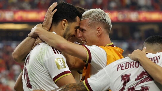 Mikel Merino y Dani Olmo celebran el gol ante Portugal