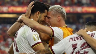 Mikel Merino y Dani Olmo celebran el gol ante Portugal