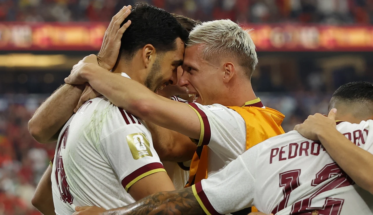 Mikel Merino y Dani Olmo celebran el gol ante Portugal