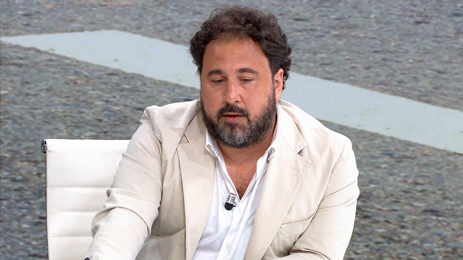 José Peláez se emociona al leer la carta a la hija del bodeguero fallecido en un accidente junto a su familia: 