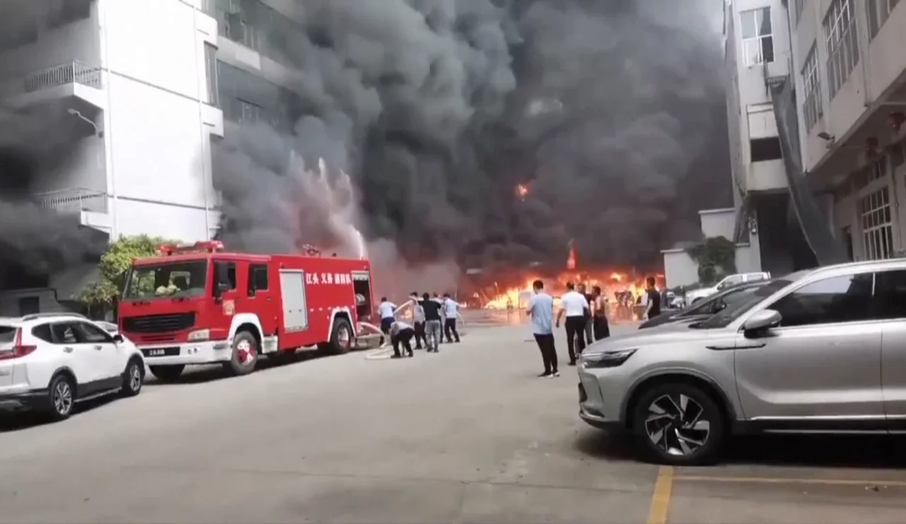 Mueren 28 personas en un incendio de una fábrica de calzado en China