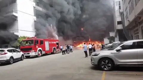 Mueren 28 personas en un incendio de una fábrica de calzado en China Incendios