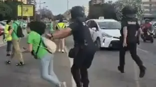 El policía denunciado por empujar a una profesora que se manifestaba en la huelga educativa declarará como investigado El policía denunciado por empujar a una profesora que se manifestaba en la huelga educativa declarará como investigado