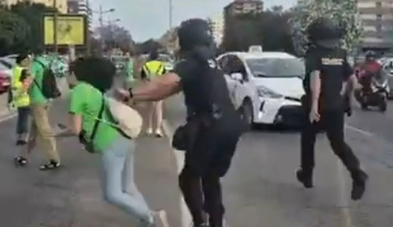 El polic&iacute;a denunciado por empujar a una profesora que se manifestaba en la huelga educativa declarar&aacute; como investigado