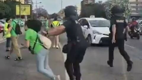 El polic&iacute;a denunciado por empujar a una profesora que se manifestaba en la huelga educativa declarar&aacute; como investigado