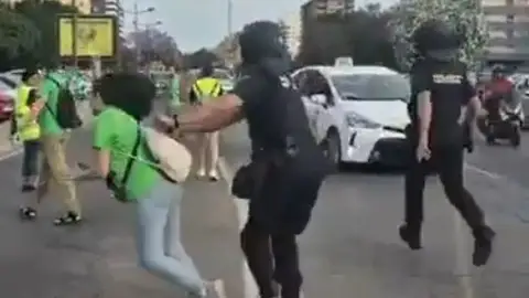 El policía denunciado por empujar a una profesora que se manifestaba en la huelga educativa declarará como investigado El policía denunciado por empujar a una profesora que se manifestaba en la huelga educativa declarará como investigado