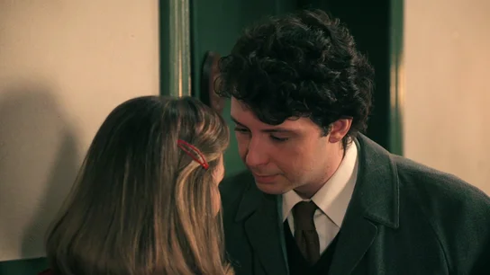 Miguel, a punto de besar a Claudia, pero… ¡en el último momento no se atreve a dar el paso! Miguel, a punto de besar a Claudia, pero… ¡en el último momento no se atreve a dar el paso!