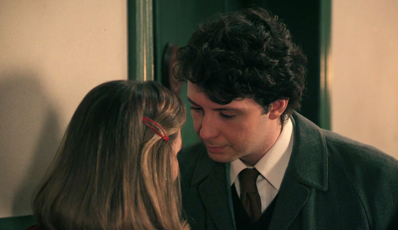 Miguel, a punto de besar a Claudia, pero&hellip; &iexcl;en el &uacute;ltimo momento no se atreve a dar el paso!
