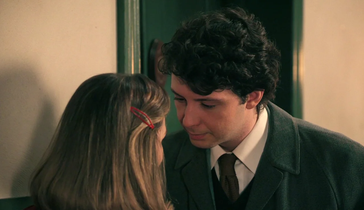 Miguel, a punto de besar a Claudia, pero… ¡en el último momento no se atreve a dar el paso!