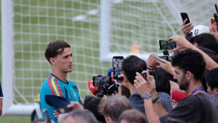 Gavi atiende a los medios en Los &Aacute;ngeles