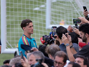 Gavi atiende a los medios en Los &Aacute;ngeles