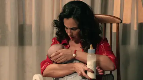 Beatriz reemplaza la leche materna por un biberón y envuelve a Juanito con su olor para arrebatárselo a Begoña Beatriz reemplaza la leche materna por un biberón y envuelve a Juanito con su olor para arrebatárselo a Begoña