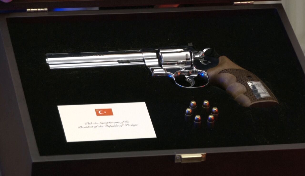 El presidente turco Erdogan obsequia con un rev&oacute;lver a los asistentes de la cumbre de la OTAN en Ankara