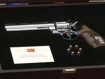 El presidente turco Erdogan obsequia con un revólver a los asistentes de la cumbre de la OTAN en Ankara El presidente turco Erdogan obsequia con un revólver a los asistentes de la cumbre de la OTAN en Ankara
