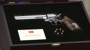 El presidente turco Erdogan obsequia con un revólver a los asistentes de la cumbre de la OTAN en Ankara El presidente turco Erdogan obsequia con un revólver a los asistentes de la cumbre de la OTAN en Ankara