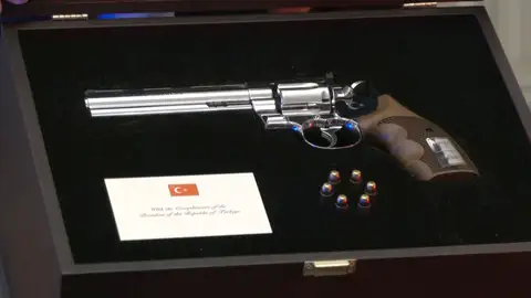 El presidente turco Erdogan obsequia con un revólver a los asistentes de la cumbre de la OTAN en Ankara Cumbre de la OTAN