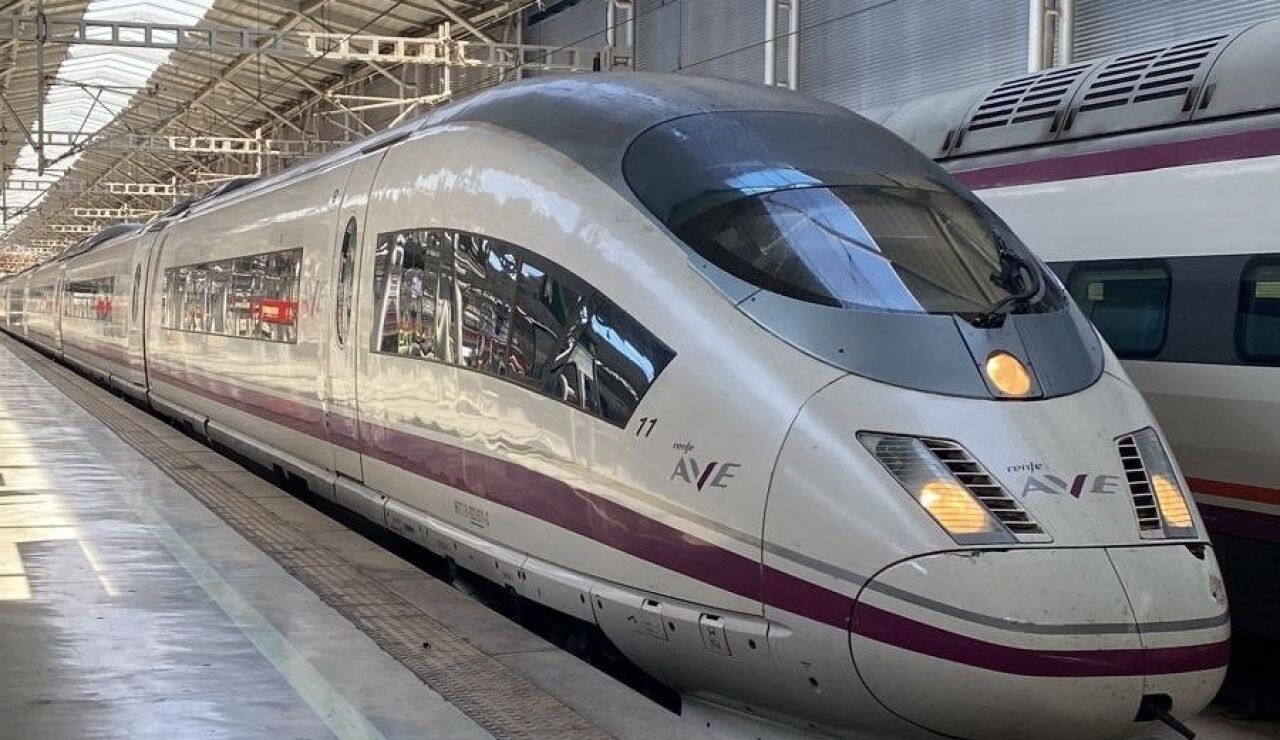 Imagen de archivo de un tren de alta velocidad