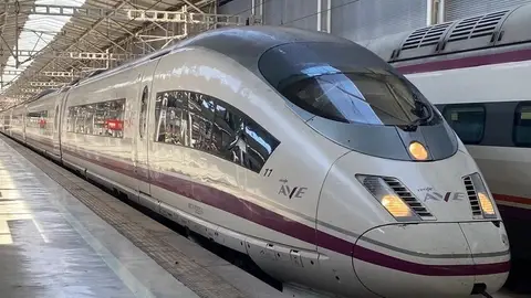 Imagen de archivo de un tren de alta velocidad Imagen de archivo de un tren de alta velocidad
