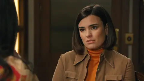 “No se me ocurre nadie mejor que tú” Cloe propone a Fina que sea la fotógrafa de la fiesta de la fábrica, pero ella se niega “No se me ocurre nadie mejor que tú” Cloe propone a Fina que sea la fotógrafa de la fiesta de la fábrica, pero ella se niega