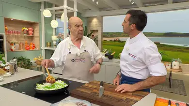 Antonio Resines presume ante Joseba Arguiñano: “Yo soy de la cofradía del hojaldre, de la anchoa y tengo la alubia de oro” Antonio Resines presume ante Joseba Arguiñano: “Yo soy de la cofradía del hojaldre, de la anchoa y tengo la alubia de oro”