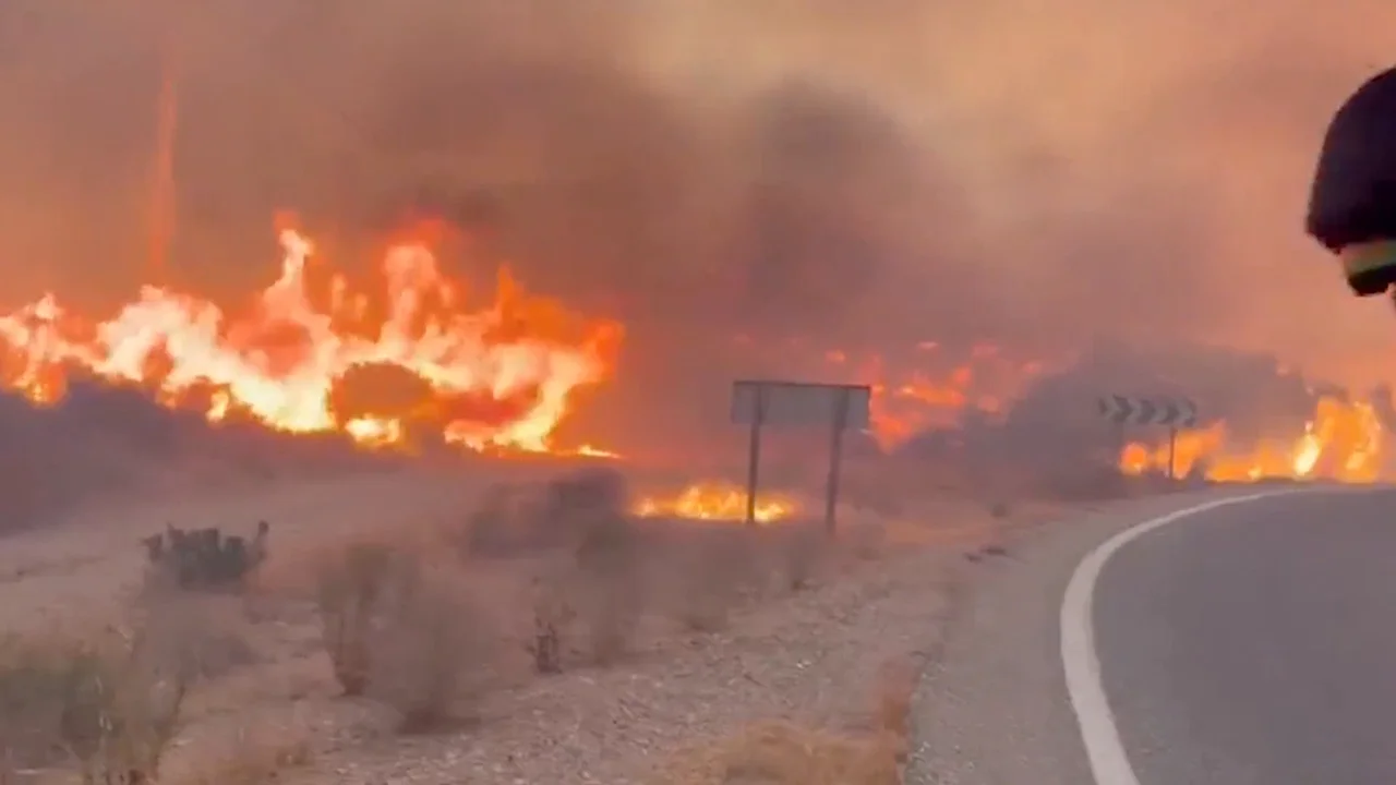 El mayor incendio de la historia de Andalucía deja a los vecinos frente a las llamas y sin información