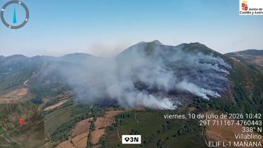 Contin&uacute;a la lucha contra un incendio probablemente intencionado en Canseco (Le&oacute;n)