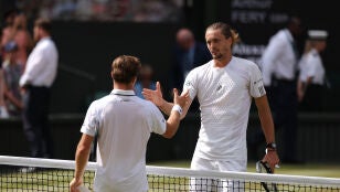 Arthur Fery y Alexander Zverev se saludan en la red tras su semifinal en el All England Club