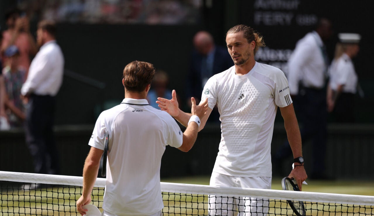Arthur Fery y Alexander Zverev se saludan en la red tras su semifinal en el All England Club