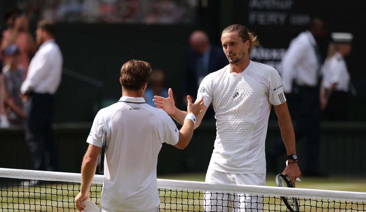 Arthur Fery y Alexander Zverev se saludan en la red tras su semifinal en el All England Club