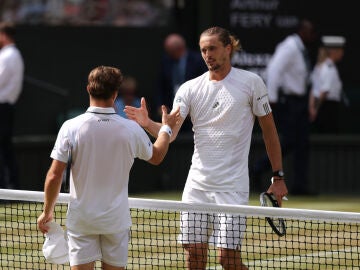 Arthur Fery y Alexander Zverev se saludan en la red tras su semifinal en el All England Club