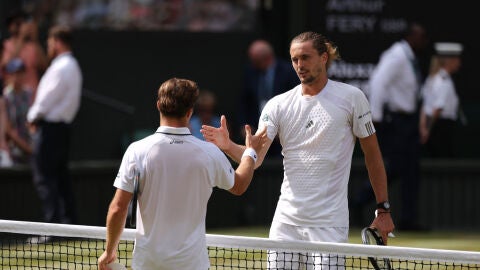 Arthur Fery y Alexander Zverev se saludan en la red tras su semifinal en el All England Club