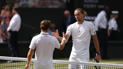 Arthur Fery y Alexander Zverev se saludan en la red tras su semifinal en el All England Club Arthur Fery y Alexander Zverev se saludan en la red tras su semifinal en el All England Club