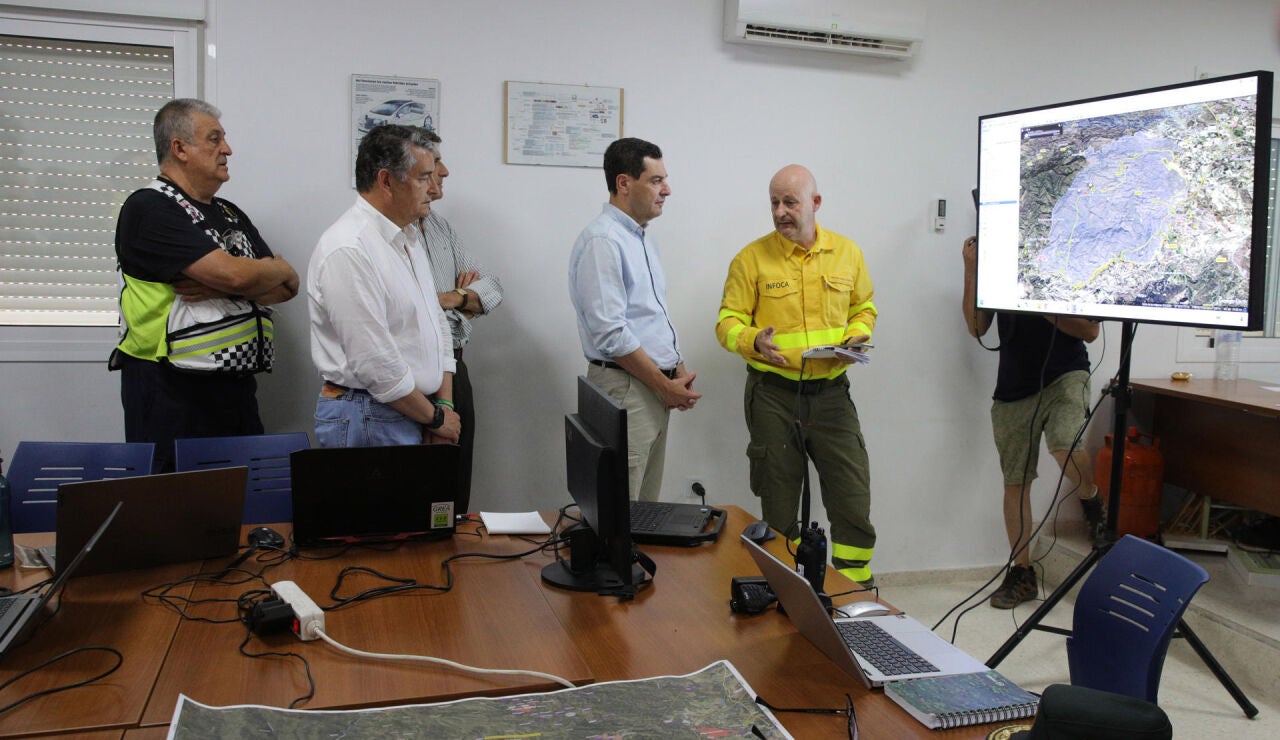 El presidente de la Junta de Andalucia Juanma Moreno es informado de las &uacute;ltimas novedades sobre el incendio de Los Gallardos a su llegada al Puesto de mando en el parque de bomberos de la localidad almeriense de Turre